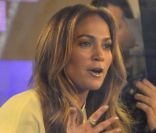 Retouches coiffure pour Jennifer Lopez sur le plateau de The Today Show à New York, le 30 janvier 2012.