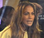 Jennifer Lopez en pleine discussion avec Matt Lauer sur le plateau du Today Show à New York, le 30 janvier 2012.