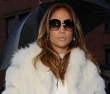 La chanteuse/actrice de 42 ans Jennifer Lopez, stylée lors de son passage dans les studios d\'ABC à New York, le 30 janvier 2012.