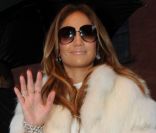 Jennifer Lopez porte une combinaison Fendi au pantalon évasé, avec des chaussures crèmes Christian Louboutin et une veste en fourrure à New York, le 30 janvier 2012.