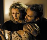 Alexandra Lamy et Jean Dujardin dans Les Infidèles.