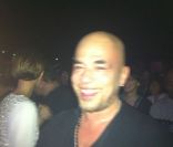 Pascal Obispo ému au possible devant Johnny et Laeticia Hallyday lors de la première de son spectacle Adam et Eve, le 31 janvier 2012 au Palais des Sports de Paris