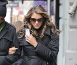  Elizabeth Hurley en pause sur le tournage de Gossip Girl à New York le 1er février 2012 