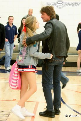 Ava Sambora est félicitée par son père Richie Sambora après le match et la victoire de son équipe, les Patriots. Calabas, le 2 février 2012.