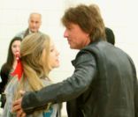 Ava Sambora est félicitée par son père Richie Sambora après le match et la victoire de son équipe, les Patriots. Calabas, le 2 février 2012.