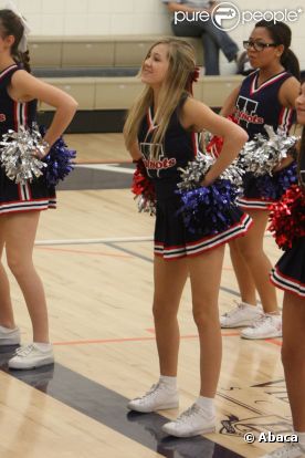 Ava Sambora, pom-pom girl à fond derrière son équipe. Calabas, le 2 février 2012.