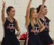 Ava Sambora et deux de ses amies pom-pom girl brandissent le V de la victoire à Calabas, le 2 février 2012.
