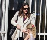 Direction la plage avec ses filles pour Jennifer Garner. Santa Monica, le 4 février 2012.