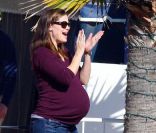 Jennifer Garner radieuse applaudit les exploits de ses filles à Santa Monica, le 4 février 2012.