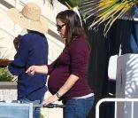 Plus que quelques jours avant son accouchement Jennifer Garner est toujours inépuisable. Vue à la plage à Santa Monica, le 4 février 2012.