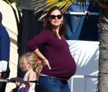 Jennifer Garner, si près de l'accouchement, emmène ses filles à la plage