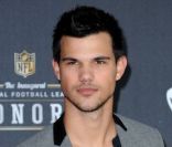 Taylor Lautnerlors de l'Inaugural NFL Honors à Indianapolis le 4 février 2012
