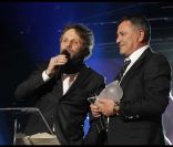 Stéphane Guillon aux côtés de Jean-Marie Bigard à la cérémonie des Globes de Cristal, à Paris, le 6 février 2012.