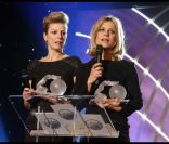 Karin Viard et Marina Foïs à la cérémonie des Globes de Cristal, à Paris, le 6 février 2012.