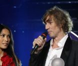 Louis Bertignac reçoit son prix des mains d'Anggun à la cérémonie des Globes de Cristal, à Paris, le 6 février 2012.