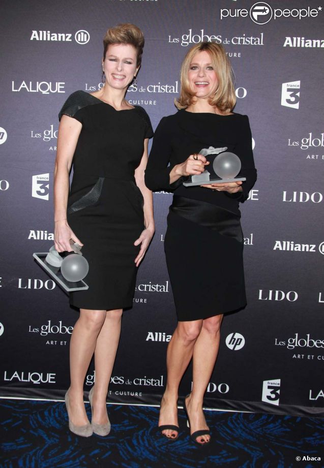 Karin Viard et Marina Foïs à la cérémonie des Globes de cristal, au Lido à Paris, le 6 février 2012.