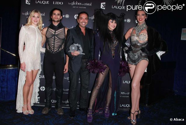 Kamel Ouali et la troupe de  Dracula, l'amour plus fort que la mort  à la cérémonie des Globes de cristal, au Lido à Paris, le 6 février 2012.