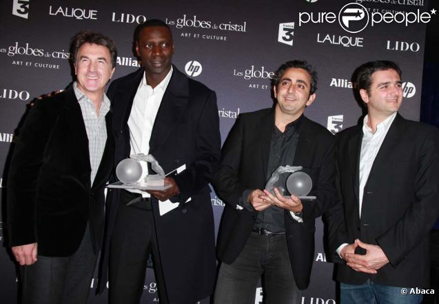 Omar Sy, François Cluzet, Olivier Nakache et Eric Tolédano à la cérémonie des Globes de cristal, au Lido à Paris, le 6 février 2012.