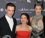 Victoria Abril et Guillaume Henry de la maison Carven à la cérémonie des Globes de cristal, au Lido à Paris, le 6 février 2012.