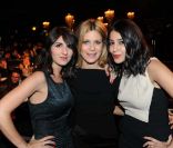 Marina Foïs entourée de Géraldine Nakache et Leïla Bekhti aux Globes de Cristal, au Lido, le 6 février 2012.