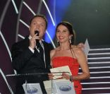 Julien Lepers et Victoria Abril aux Globes de Cristal, au Lido, le 6 février 2012.