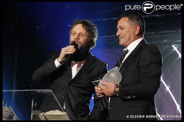 Stéphane Guillon a reçu son Globe de Cristal du meilleur one-man show des mains de Jean-Marie Bigard, au Lido, le 6 février 2012.