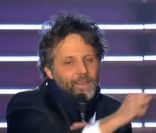 Le bras d\'honneur qui ne passe pas : Stéphane Guillon aux Globes de Cristal, au Lido, le 6 février 2012.