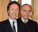 Stéphane Bern, fier, reçoit le prix Roland Dorgelès des mains de Frédéric Mitterrand, au ministère de la Culture, le 7 février à Paris