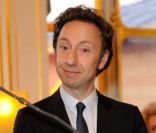 Le sympathique Stéphane Bern reçoit le prix Roland Dorgelès des mains de Frédéric Mitterrand, au ministère de la Culture, le 7 février à Paris