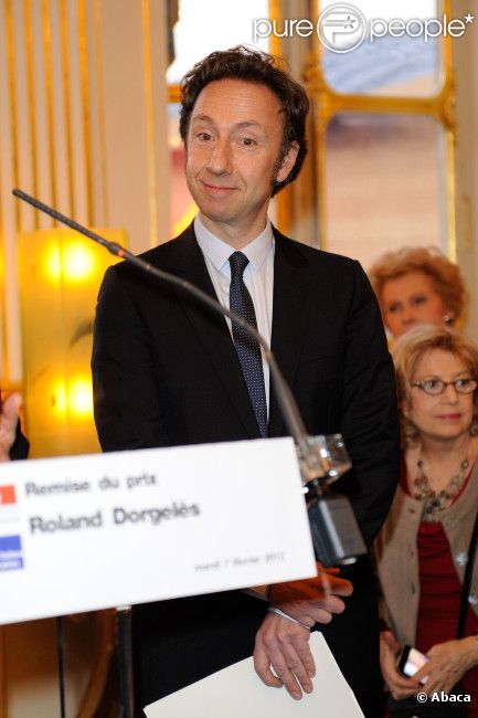 Le sympathique Stéphane Bern reçoit le prix Roland Dorgelès des mains de Frédéric Mitterrand, au ministère de la Culture, le 7 février à Paris