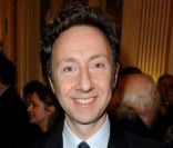 Stéphane Bern reçoit le prix Roland Dorgelès des mains de Frédéric Mitterrand, au ministère de la Culture, le 7 février à Paris