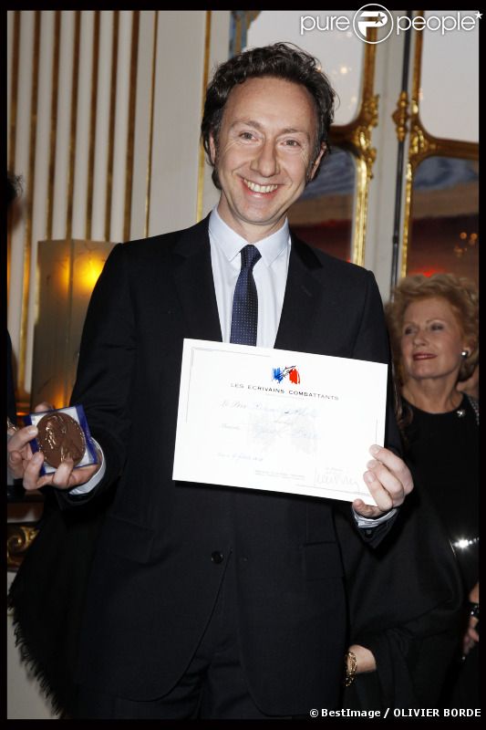 Stéphane Bern, souriant, reçoit le prix Roland Dorgelès des mains de Frédéric Mitterrand, au ministère de la Culture, le 7 février à Paris