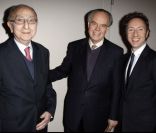 Stéphane Bern reçoit le prix Roland Dorgelès des mains de Frédéric Mitterrand, et devant son papa, au ministère de la Culture, le 7 février à Paris