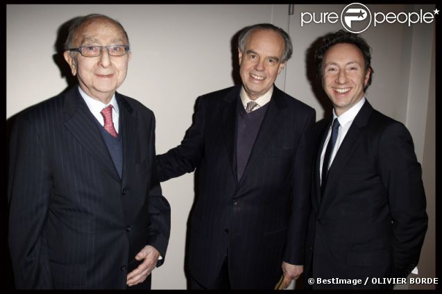 Stéphane Bern reçoit le prix Roland Dorgelès des mains de Frédéric Mitterrand, et devant son papa, au ministère de la Culture, le 7 février à Paris