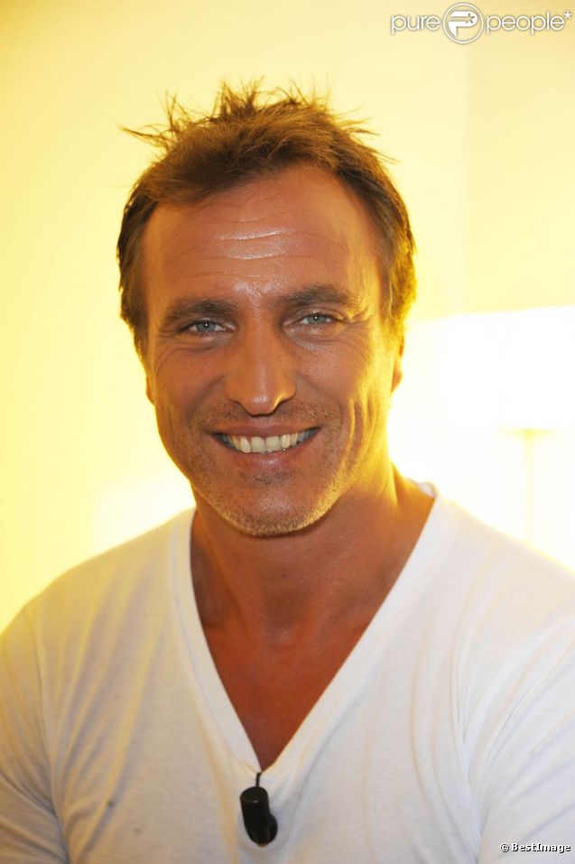 David Ginola (photo : en octobre 2011 à Paris) a été victime d'une collision à ski le 7 février 2012 sur le domaine des Portes du Mont-Blanc (Haute-Savoie). Il souffre de multiples contusions et d'un traumatisme thoracique.