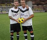 David Ginola (photo : en août 2011 lors d\'un match de bienfaisance, avec M. Pokora) a été victime d\'une collision à ski le 7 février 2012 sur le domaine des Portes du Mont-Blanc (Haute-Savoie). Il souffre de multiples contusions et d\'un traumatisme t