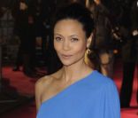 Thandie Newton, radieuse dans un bleu lumineux signé Stella McCartney pour l'avant-première du film Indian Palace à Londres, le 7 février 2012.