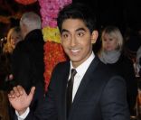 Dev Patel, très élégant, salue les photographes lors de l'avant-première du film Indian Palace à Londres, le 7 février 2012.