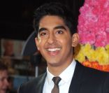 Dev Patel, souriant mais seul lors de l'avant-première du film Indian Palace à Londres, le 7 février 2012.