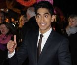 Dev Patel, souriant et stylé dans un costume sombre, assistait à l'avant-première du film Indian Palace à Londres, le 7 février 2012.