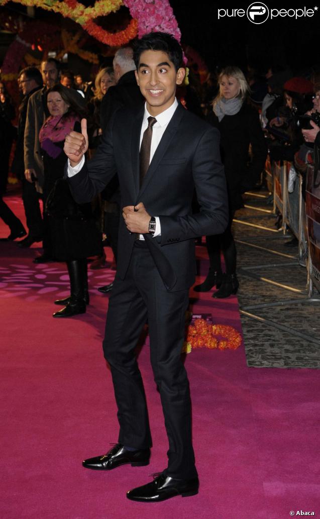 Dev Patel, souriant et stylé dans un costume sombre, assistait à l'avant-première du film Indian Palace à Londres, le 7 février 2012.