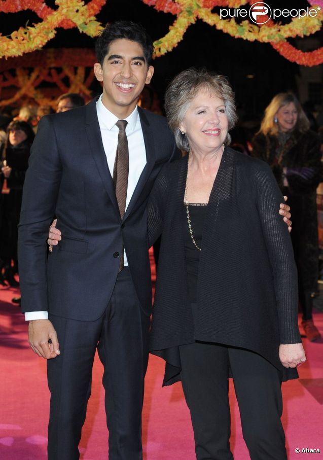 Dev Patel et Penelope Wilton posent lors de l'avant-première du film Indian Palace à Londres, le 7 février 2012.