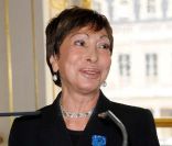 Colette Kerber honorée par Frédéric Mitterrand, à Paris le 8 février 2012. 