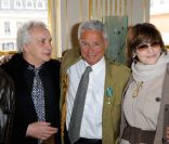 Jean-Marie Périer entouré de sa demi-soeur Anne-Marie et son mari Michel Sardou au ministère de la Culture, à Paris le 8 février 2012. 