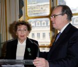 Maria Pergay honorée par Frédéric Mitterrand, à Paris le 8 février 2012. 