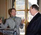 Jean-Paul Goude reçoit les insignes de commandeur de l\'ordre des Arts et des Lettres, des mains de Frédéric Mitterrand, à Paris le 8 février 2012.<br />