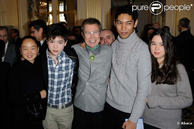 Jean-Paul Goude, sa femme Karen et leurs enfants Lorelei et Théo, et son fils aîné Paulo (fils de Grace Jones) au ministère de la Culture à Paris le 8 février 2012. 