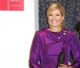 La princesse Maxima pose avec son Prix Machiavel, reçu le 8 février 2012 à La Haye, récompensant ses talents de communication et la manière dont elle a magnifié l\'image de la monarchie néerlandaise depuis son entrée dans la famille royale en 2002.