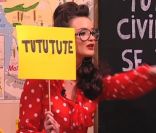 Charlotte Le Bon joue à la maîtresse d'école sexy et totalement délurée dans Le Petit Journal de Yann Barthès sur Canal + le mercredi 8 février 2012