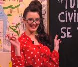 Charlotte Le Bon : sexy et déjantée lorsqu'elle joue à la maîtresse d'école sexy dans Le Petit Journal de Yann Barthès sur Canal + le mercredi 8 février 2012